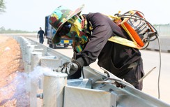 Công nhân đội nắng hoàn thiện hạng mục an toàn giao thông cao tốc Vạn Ninh - Cam Lộ