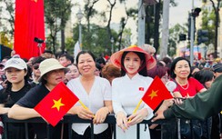 Ngàn người nô nức kéo về trung tâm TP.HCM xem sơ duyệt diễu binh, diễu hành