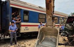 Va chạm tàu khách, tài xế xe tải trọng thương, mắc kẹt trong cabin