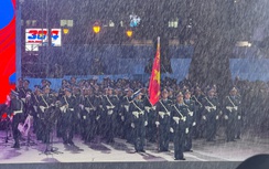 Xúc động hình ảnh chiến sĩ diễu binh, diễu hành đội mưa hát vang "Nối vòng tay lớn"
