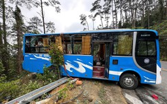 Bản tin TNGT 26/4: Ô tô khách lật trên đèo, nhiều người thương vong