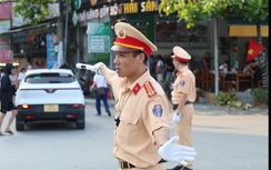 CSGT căng mình phân luồng ở khu du lịch biển Sầm Sơn