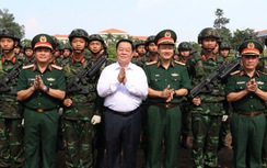 Đoàn công tác Trung ương thăm, tặng quà các chiến sĩ luyện tập diễu binh tại Đồng Nai