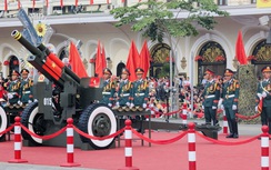 Chen chân xem bắn đại bác, máy bay nhào lộn trong lễ tổng duyệt diễu binh, diễu hành