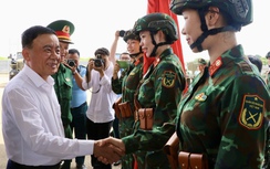 Ông Trần Cẩm Tú thăm, động viên cán bộ, chiến sĩ tập luyện diễu binh, diễu hành