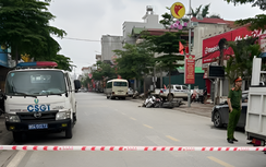 Ô tô 29 chỗ va quệt loạt xe máy đỗ dưới lòng đường, một bé gái tử vong