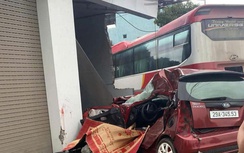 Bản tin TNGT 28/4: Xe con đấu đầu xe khách rồi lao vào nhà dân, 3 người thương vong