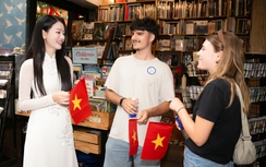 Thanh Thủy, Bùi Khánh Linh và dàn mỹ nhân Việt tặng cờ Việt Nam đến du khách quốc tế