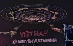 Người dân phấn khích chiêm ngưỡng 10.500 drone biểu diễn trên bầu trời TP.HCM