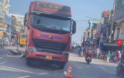 Va chạm xe đầu kéo trên QL1 qua Quảng Ngãi, người phụ nữ đi xe máy tử vong