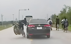 Đi xe máy lao vào ô tô, thanh niên ngã văng xuống đường