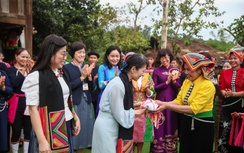 Hai phu nhân Thủ tướng Việt Nam - Nhật Bản thích thú trải nghiệm văn hóa dân tộc