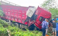Xe tải văng khỏi cao tốc Nội Bài - Lào Cai, 3 người bị thương