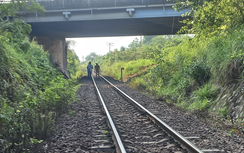 Bản tin TNGT 29/4: Băng qua đường sắt lúc rạng sáng, người đàn ông bị tàu tông tử vong