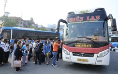 Người dân ùn ùn đổ ra bến xe chiều tối trước kỳ nghỉ lễ 30/4