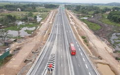 Thênh thang trên cao tốc qua Hà Tĩnh, lái xe phấn khởi