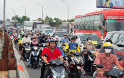 Ùn ùn về quê nghỉ lễ, giao thông TP.HCM "nóng" từ trung tâm đến cửa ngõ chiều 29/4