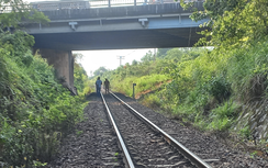 Người đàn ông tử vong thương tâm khi băng qua đường sắt lúc rạng sáng