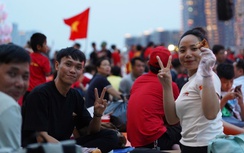 Người dân đổ về trung tâm TP.HCM cắm trại qua đêm chờ xem diễu binh, diễu hành