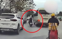 Tài xế xe khách chèn ép xe máy trên Đại lộ Thăng Long bị phạt tiền, trừ điểm bằng lái