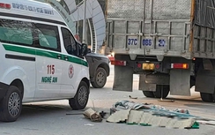 Xe tải cuốn xe máy vào gầm, một phụ nữ tử vong