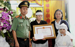 Truy tặng bằng khen cho anh Huỳnh Trí Phúc hy sinh khi truy bắt tội phạm