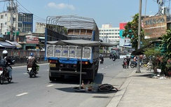 Bất ngờ ngã xuống đường, cụ bà bị xe tải cán tử vong