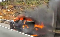 Ô tô bán tải bốc cháy ngùn ngụt trên cao tốc Phan Thiết - Dầu Giây