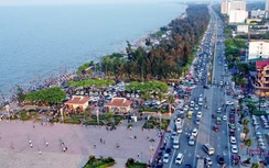 Hàng vạn du khách đổ về biển Cửa Lò dịp nghỉ lễ