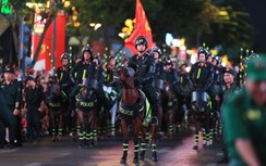 TP.HCM: Phố đi bộ Nguyễn Huệ vang lừng tiếng hò reo, vó kỵ binh trên nền quân nhạc