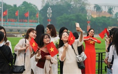 Hà Nội: Người dân, du khách hân hoan đón lễ 30/4 trên khắp phố phường