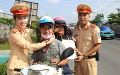Người dân về nghỉ lễ bất ngờ khi được CSGT tặng mũ bảo hiểm, nước suối