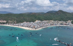 Hàng chục nghìn du khách đổ về biển Bình Định trong ngày đầu kỳ nghỉ lễ