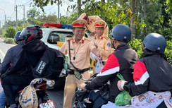 Gần 10.000 chai nước suối, khăn lạnh được gửi đến người dân trên đường về quê