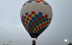 Vĩnh Phúc: Người dân đội mưa xem Festival Khinh khí cầu 2025