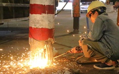 TP.HCM gấp rút di dời những trụ điện cuối cùng trên đường Dương Quảng Hàm