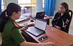 Tạm giữ hình sự người phụ nữ hành hạ trẻ ở Tiền Giang