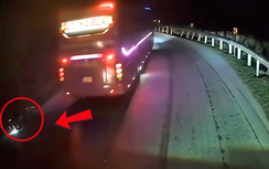 Cú ngã cứu mạng người đi xe máy khi xe khách vượt ẩu