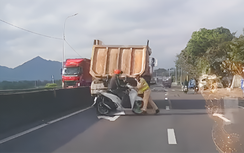 Xác minh tài xế xe máy "thông chốt", suýt tông trúng cảnh sát giao thông