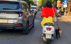 Xác minh người phụ nữ đi xe máy không mũ bảo hiểm, dắt chó cảnh trên phố Nha Trang