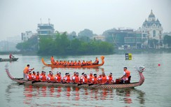 Người dân đội mưa xem bơi chải tại lễ hội Đền Hùng