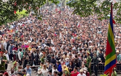 Biển người đội mưa đổ về Đền Hùng trước ngày Giỗ Tổ Hùng Vương