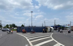 Bình Dương: Xe container lật nhào, chắn giữa vòng xoay