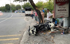 Xe máy leo vỉa hè tông cây xanh, một người tử vong