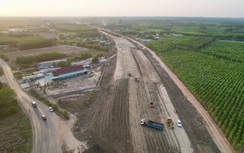 Công nhân miệt mài thi công xuyên lễ trên những công trình trọng điểm phía Nam