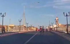 Đã xác định danh tính người chạy xe máy buông 2 tay, nằm trên yên ở Bạc Liêu