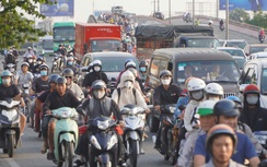 Người dân ùn ùn trở lại TP.HCM sau lễ Giỗ Tổ, cửa ngõ ùn ứ kéo dài