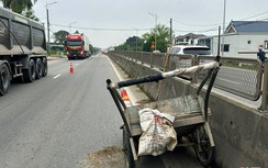 Bản tin TNGT 8/4: Ô tô va chạm với nữ công nhân đang lau mắt phản quang trên đường