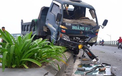 Xe tải tông dải phân cách, đâm gãy trụ điện trên cầu vượt Ngã Ba Huế