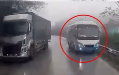 Xe khách vượt ẩu giữa đường đèo, suýt gây tai nạn kinh hoàng
